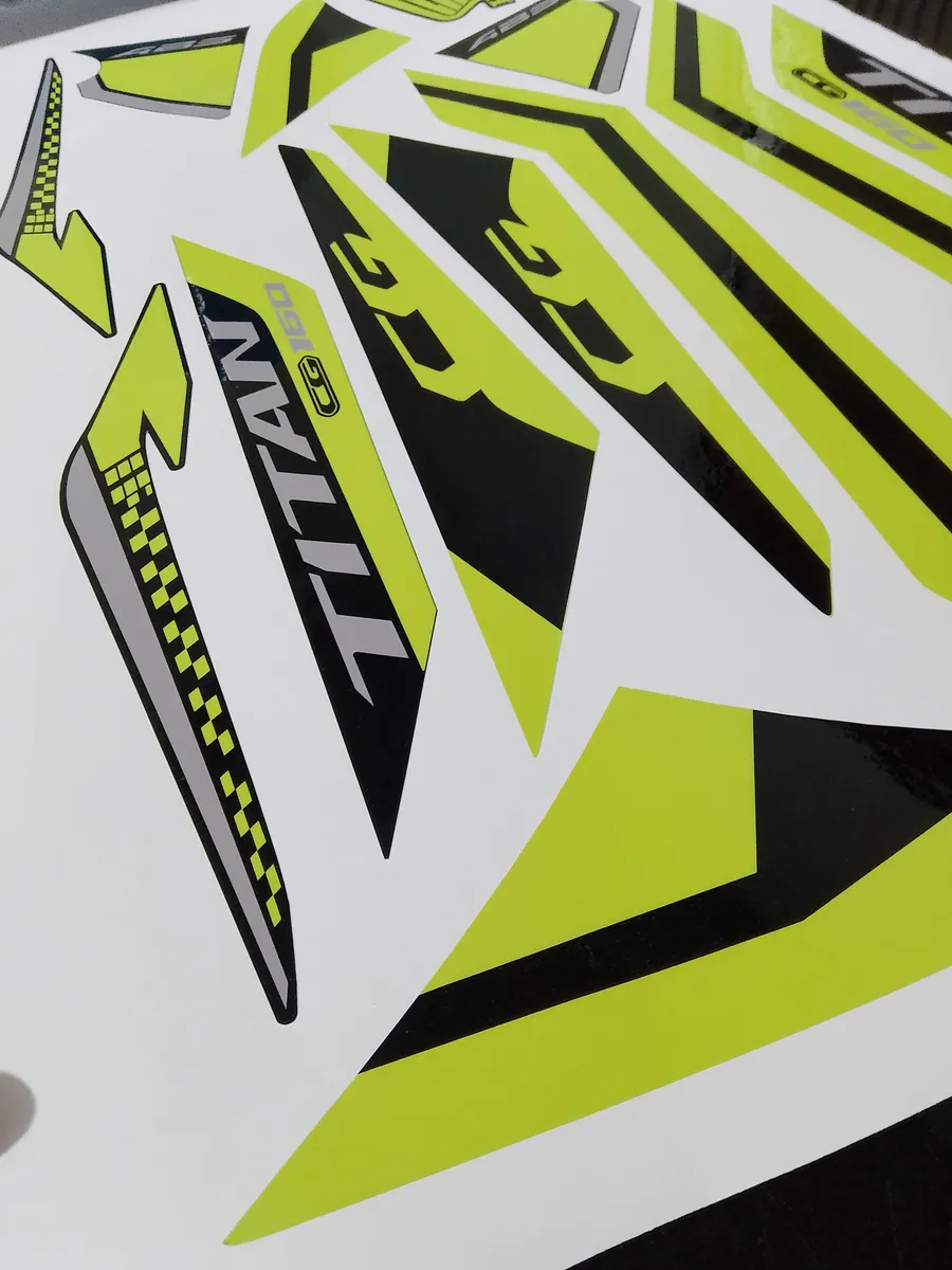 D_NQ_NP_2X_740342-MLB84226206530_052025-F-kit-faixas-adesivos-para-titan-160-2025-26-special-edition